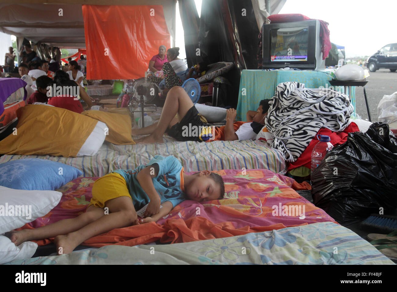 Quito, Equateur. Apr 21, 2016. Un enfant se repose dans un abri installé après le tremblement de terre à Tamarindos aéroport en Équateur, Quito, le 21 avril 2016. Le Bureau du Procureur de l'Équateur a dit dans son dernier rapport que le nombre de victimes du tremblement de terre dévastateur a atteint 577. Au moins 13 étrangers de divers pays ont été parmi les morts. (Xinhua/Rong Hao) Banque D'Images