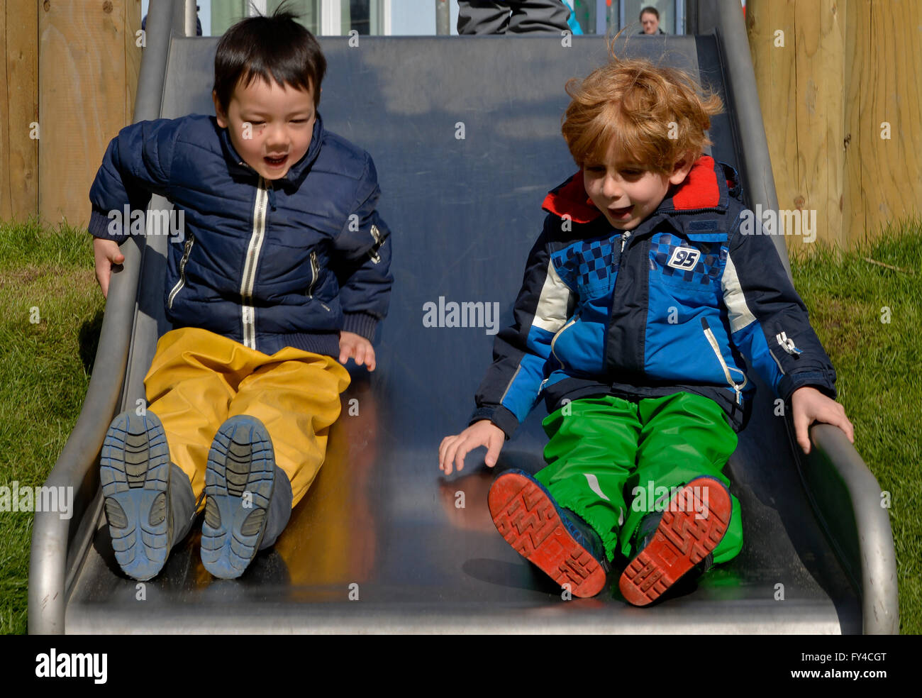 Düsseldorf, Allemagne. 18 avr, 2016. Cinq ans, Ian d'Iraq (R) et de cinq ans Kurt (nom changé par demande du directeur de la familiale) jouent sur une diapositive à une garderie à Duesseldorf, Allemagne, 18 avril 2016. Photo : MONIKA SKOLIMOWSKA/dpa/Alamy Live News Banque D'Images