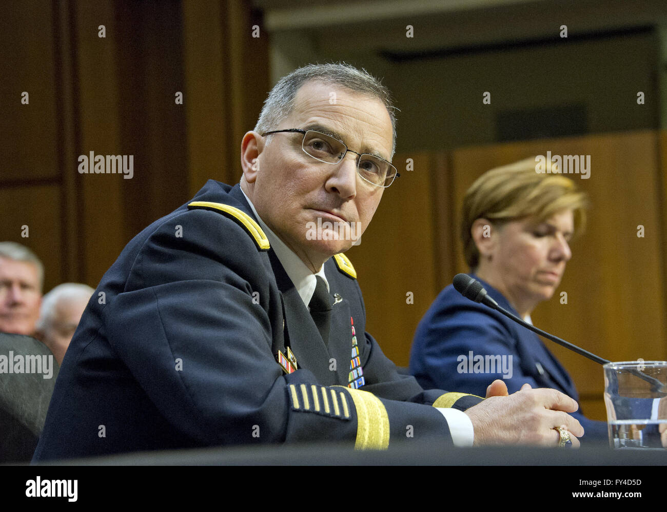 Washington, District de Columbia, Etats-Unis. Apr 21, 2016. Général Curtis M. Scaparrotti témoigne devant le comité du Sénat américain sur les services armés pour sa nouvelle nomination au grade de général et d'être commandant, United States European Command et commandant suprême des forces alliées en Europe, sur la colline du Capitole à Washington, DC le jeudi 21 avril, 2016.Credit : Ron Sachs/CNP Crédit : Ron Sachs/CNP/ZUMA/Alamy Fil Live News Banque D'Images