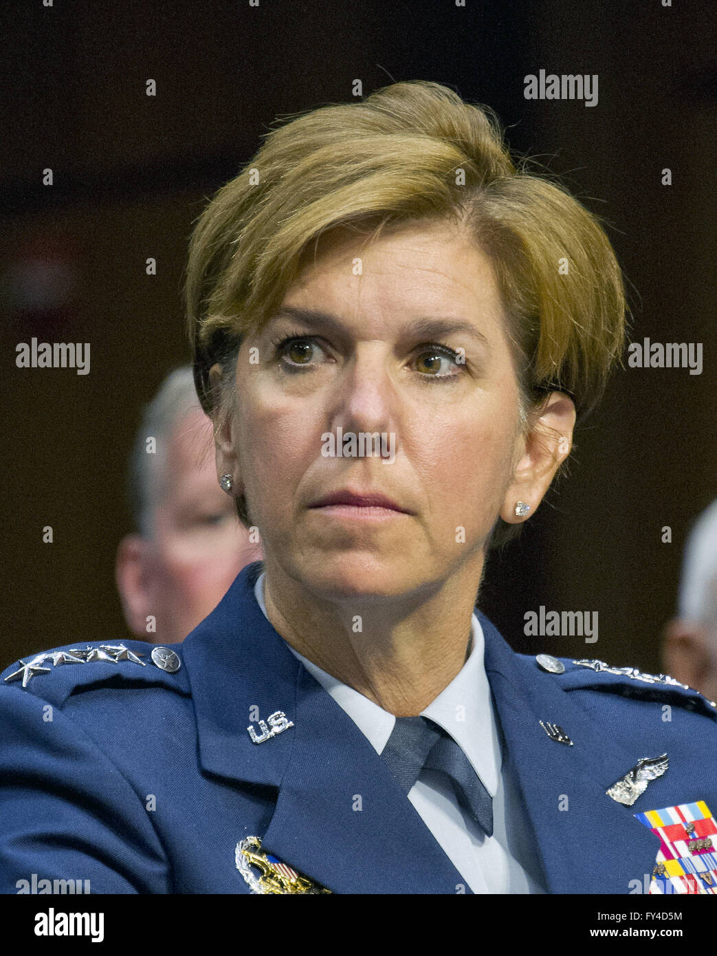 Washington, District de Columbia, Etats-Unis. Apr 21, 2016. United States Air Force Général Lori J. Robinson témoigne devant le comité du Sénat américain sur les services armés sur sa nomination au grade de général et d'être commandant, United States Northern Command/Commandant, Commandement de la défense aérospatiale de l'Amérique du Nord, sur la colline du Capitole à Washington, DC le jeudi 21 avril, 2016.Credit : Ron Sachs/CNP Crédit : Ron Sachs/CNP/ZUMA/Alamy Fil Live News Banque D'Images