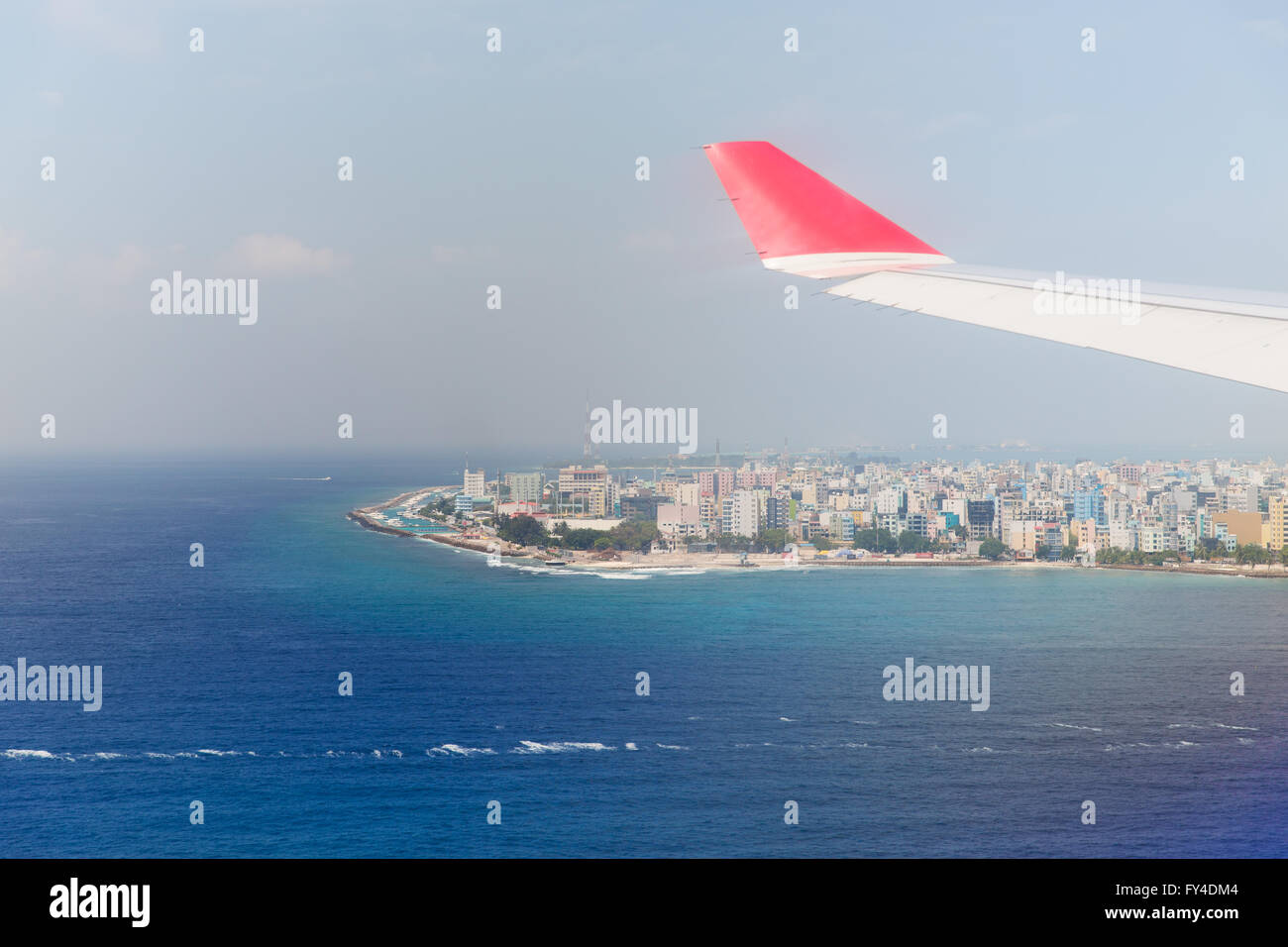 Close up d'aile d'avion au-dessus de l'océan et aux Maldives Banque D'Images