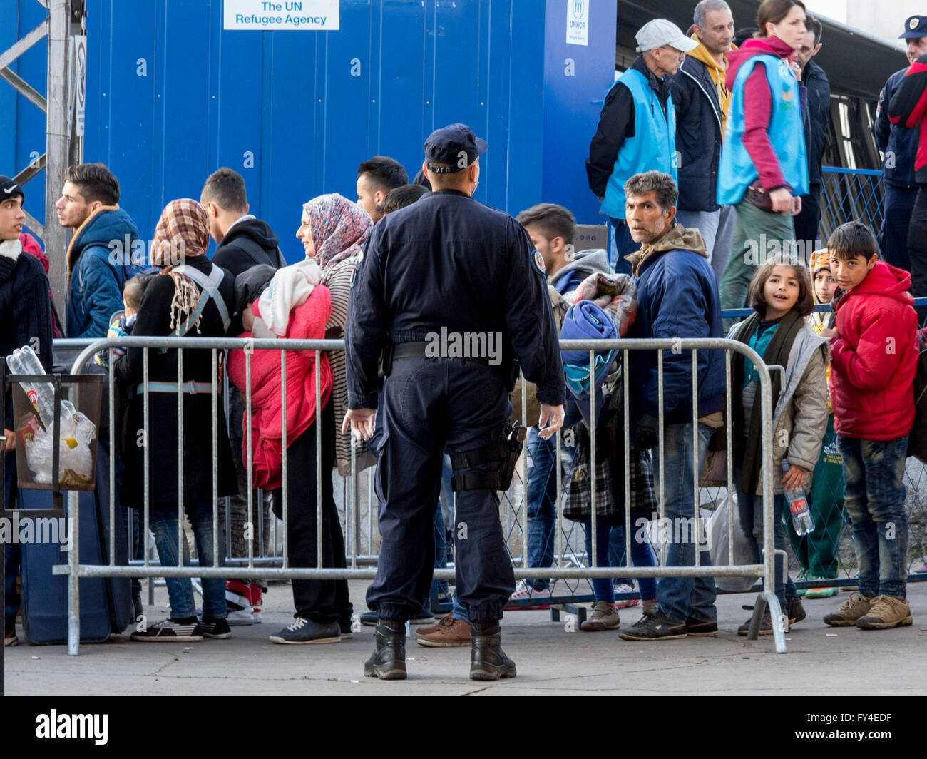 Réfugiés en attente à bord d'un train à la Croatie dans Sid la gare, sur la frontière Serbia-Croatia Banque D'Images