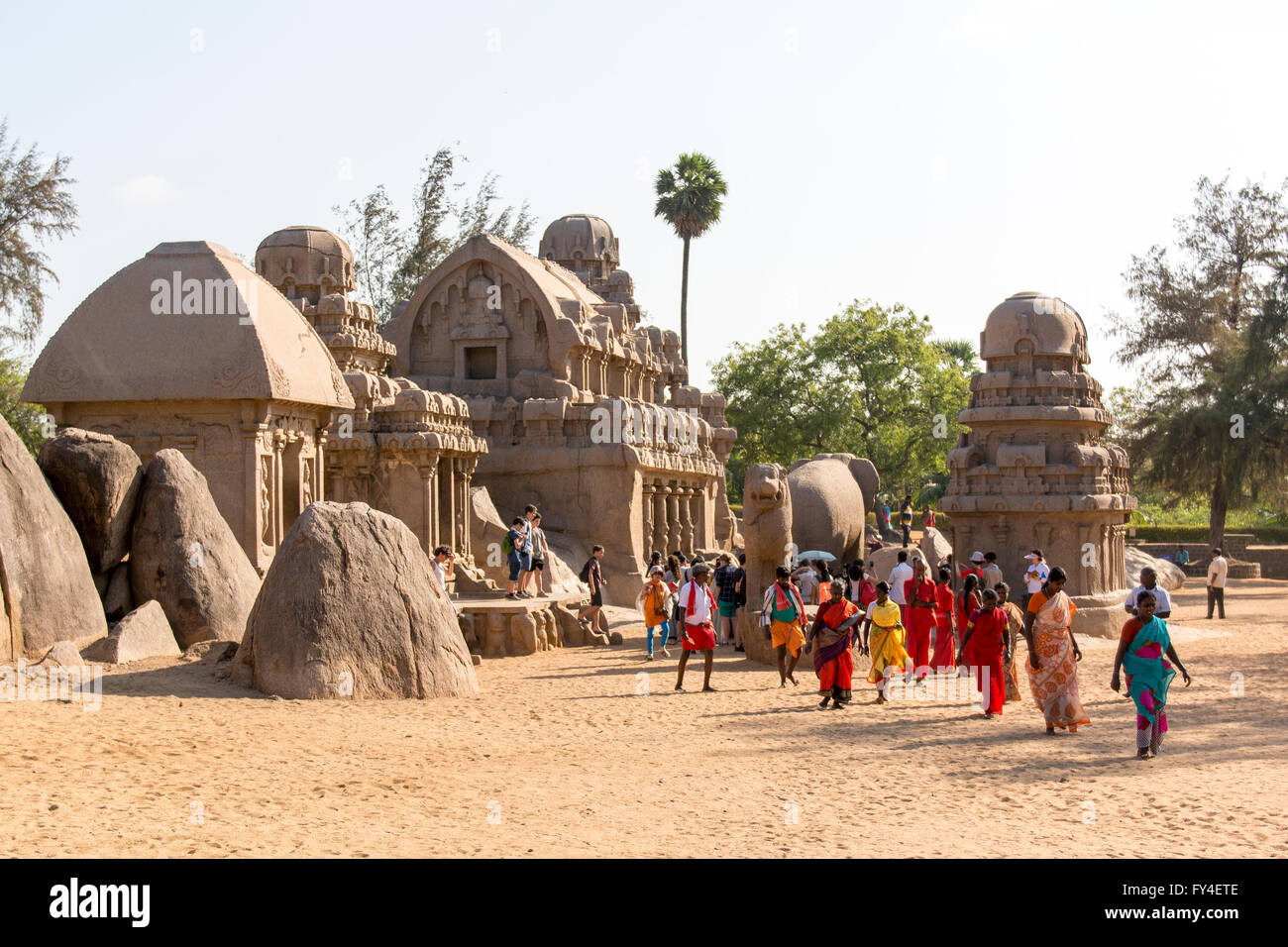 Les gens en robe traditionnelle marchent devant les cinq Rathas, Mahabaripuram temple complexe, Coromandel Coast, Inde Banque D'Images