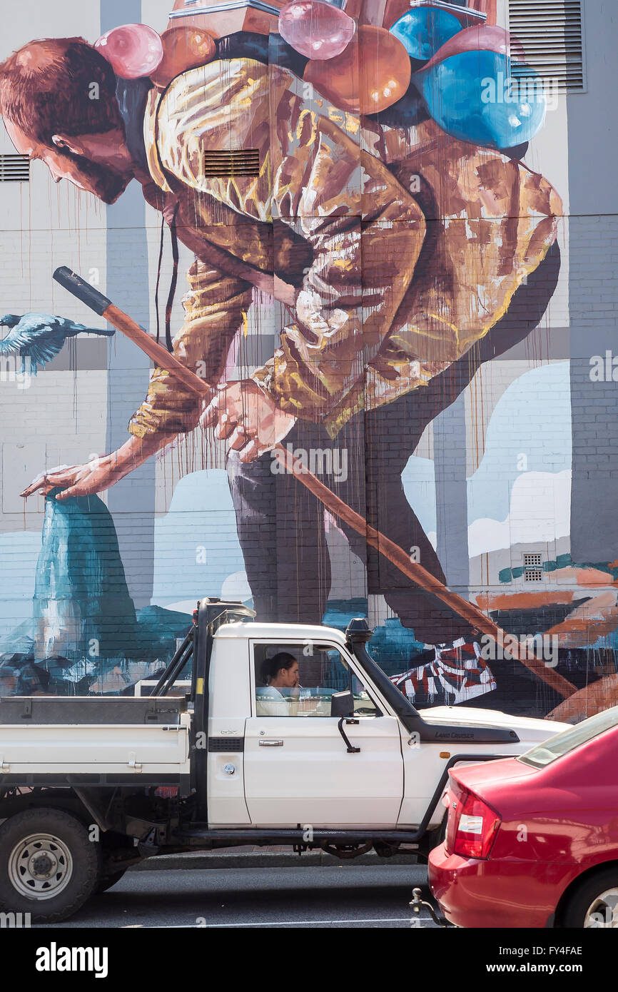Lady in White Van et Wall Mural, Leederville, Ville de Perth, Australie occidentale Banque D'Images