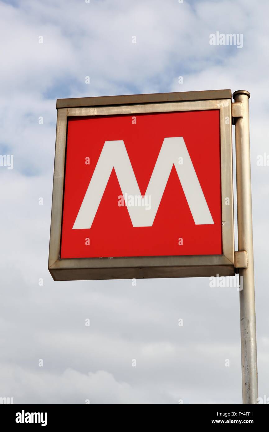Signe rouge du métro de Milan, Italie Banque D'Images