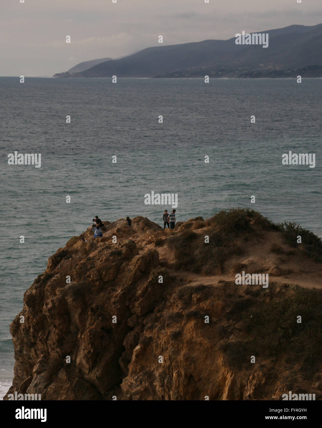 Plage de rochers randonneur Point Cliffs Dume State Park en Californie Banque D'Images
