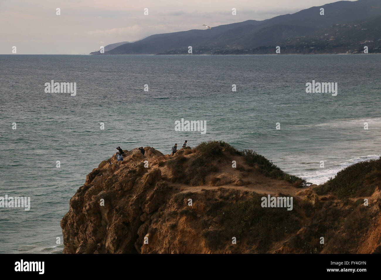 Plage de rochers randonneur Point Cliffs Dume State Park en Californie Banque D'Images