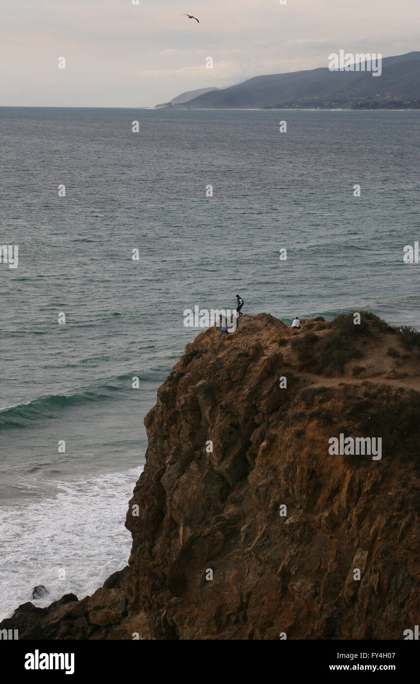 Plage de rochers randonneur Point Cliffs Dume State Park en Californie Banque D'Images