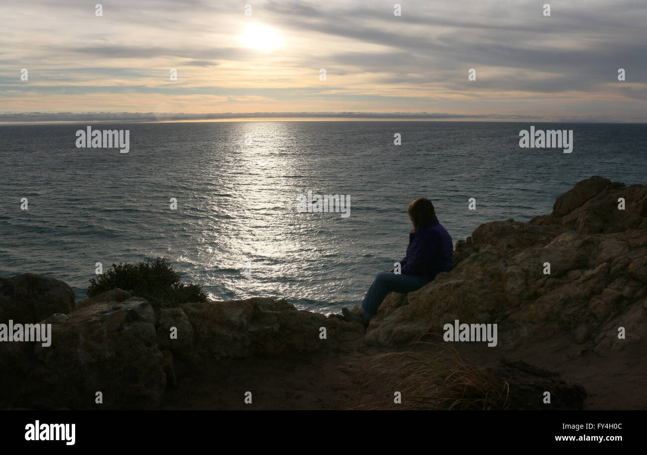 Plage de rochers randonneur Point Cliffs Dume State Park en Californie Banque D'Images