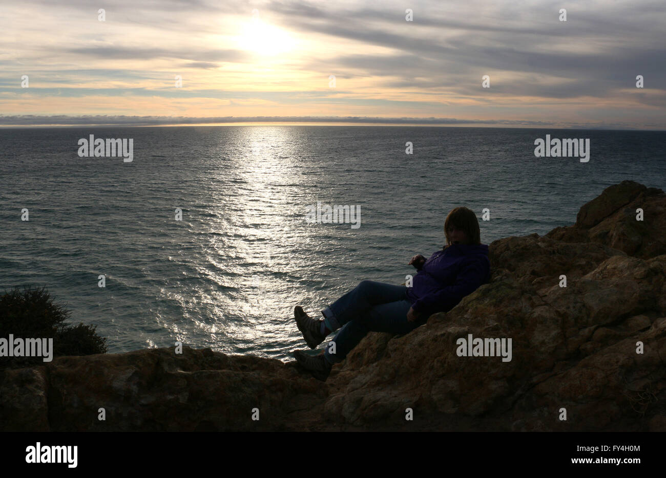 Plage de rochers randonneur Point Cliffs Dume State Park en Californie Banque D'Images