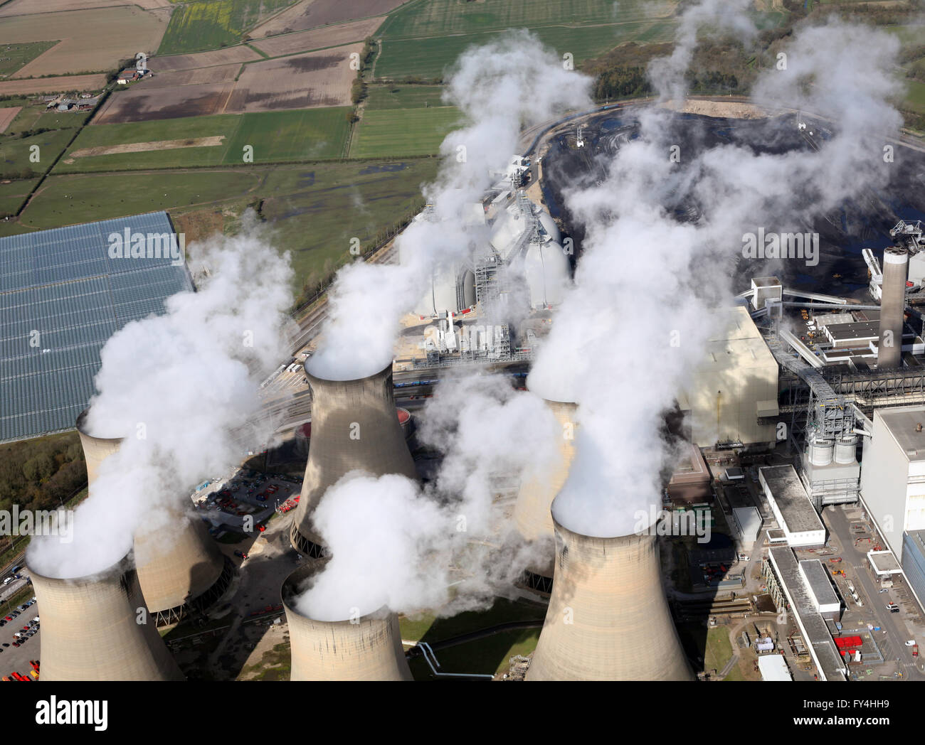 Vue aérienne de la vapeur par les tours de refroidissement chez Drax Power Station dans le Yorkshire, UK Banque D'Images