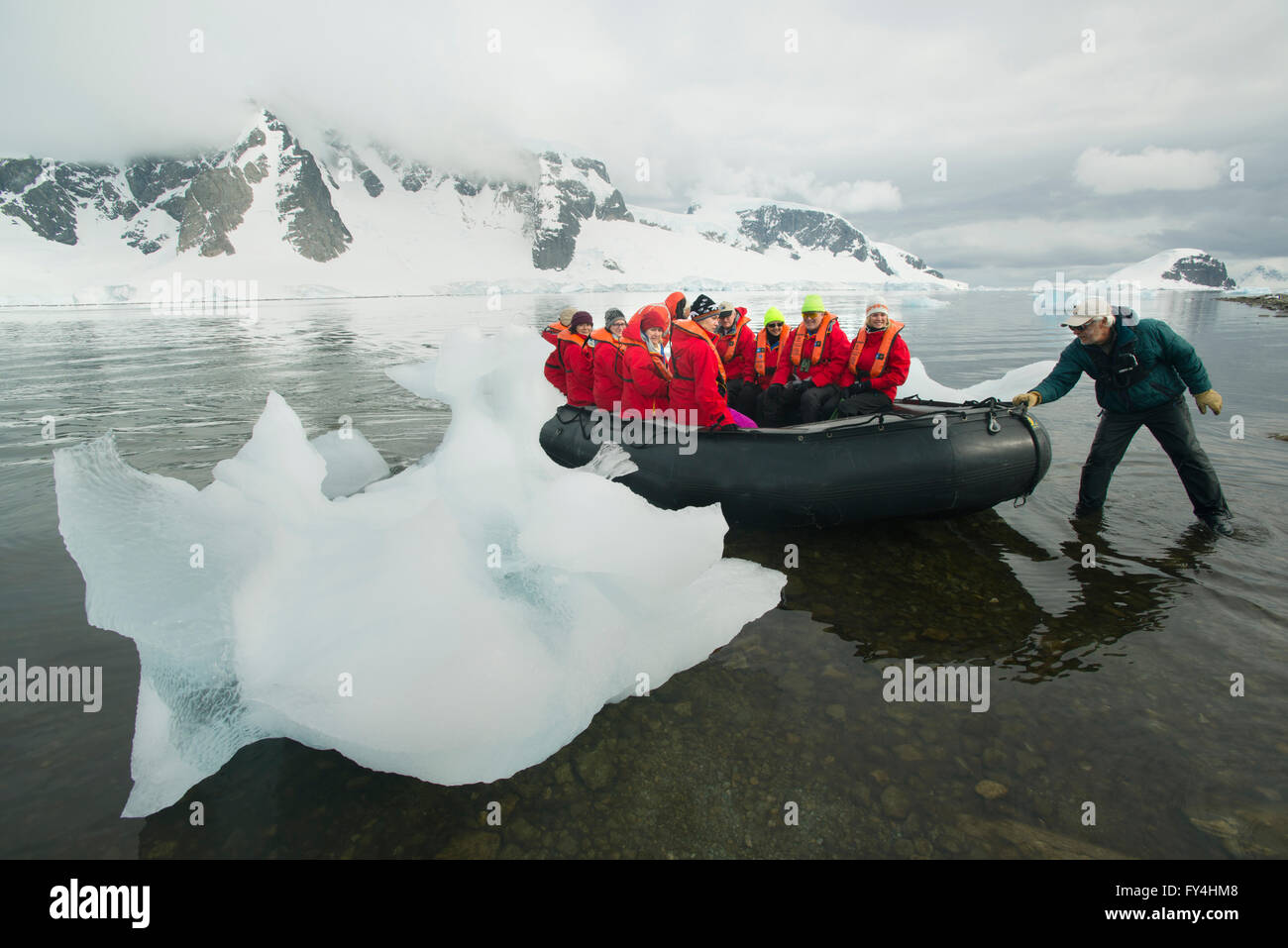 Invités sur National Geographic Explorer l'atterrissage sur l'Île Danco en Zodiac, l'Antarctique Banque D'Images