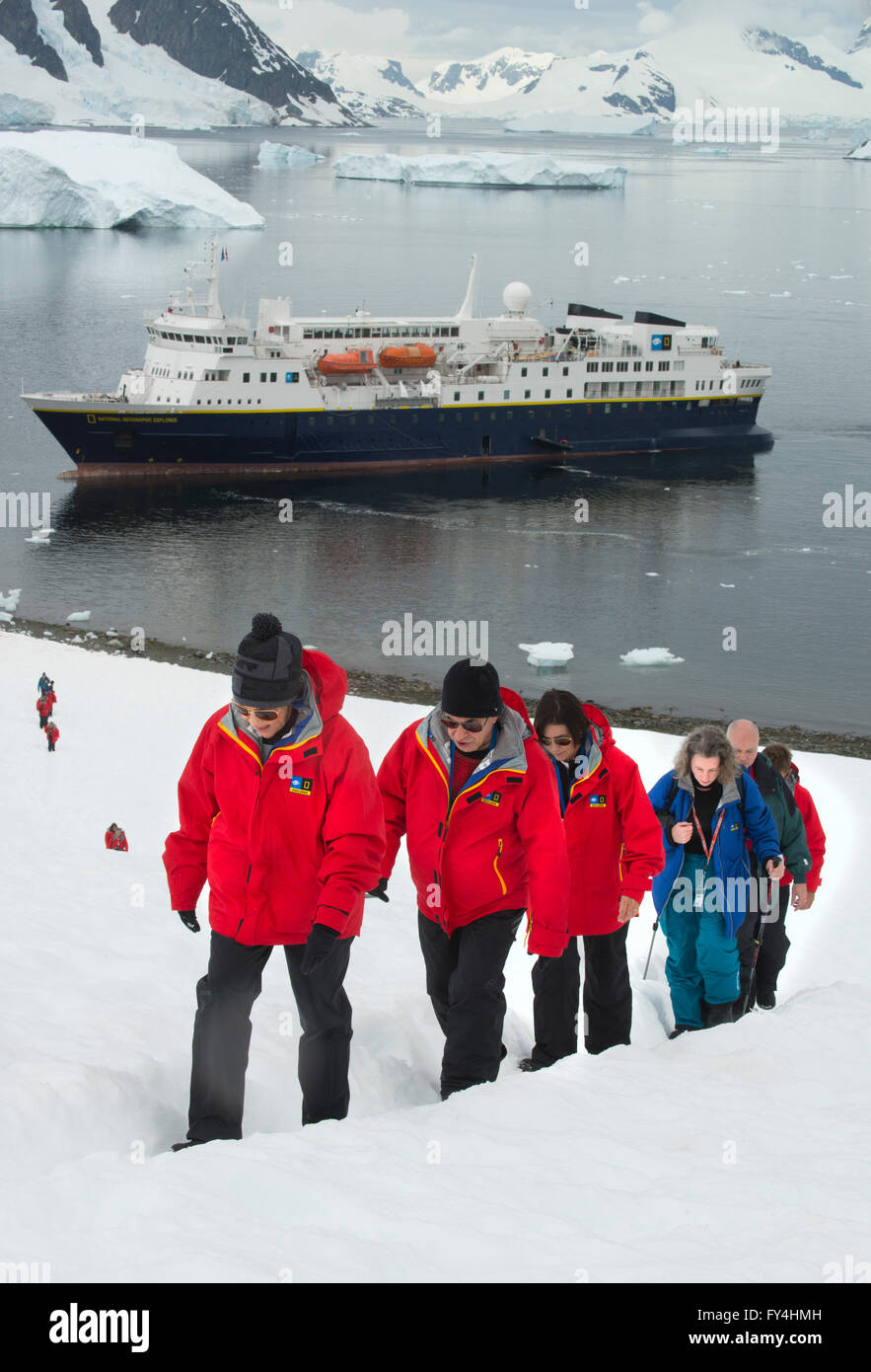 Invités sur National Geographic Explorer l'Antarctique, l'Île Danco escalade Banque D'Images