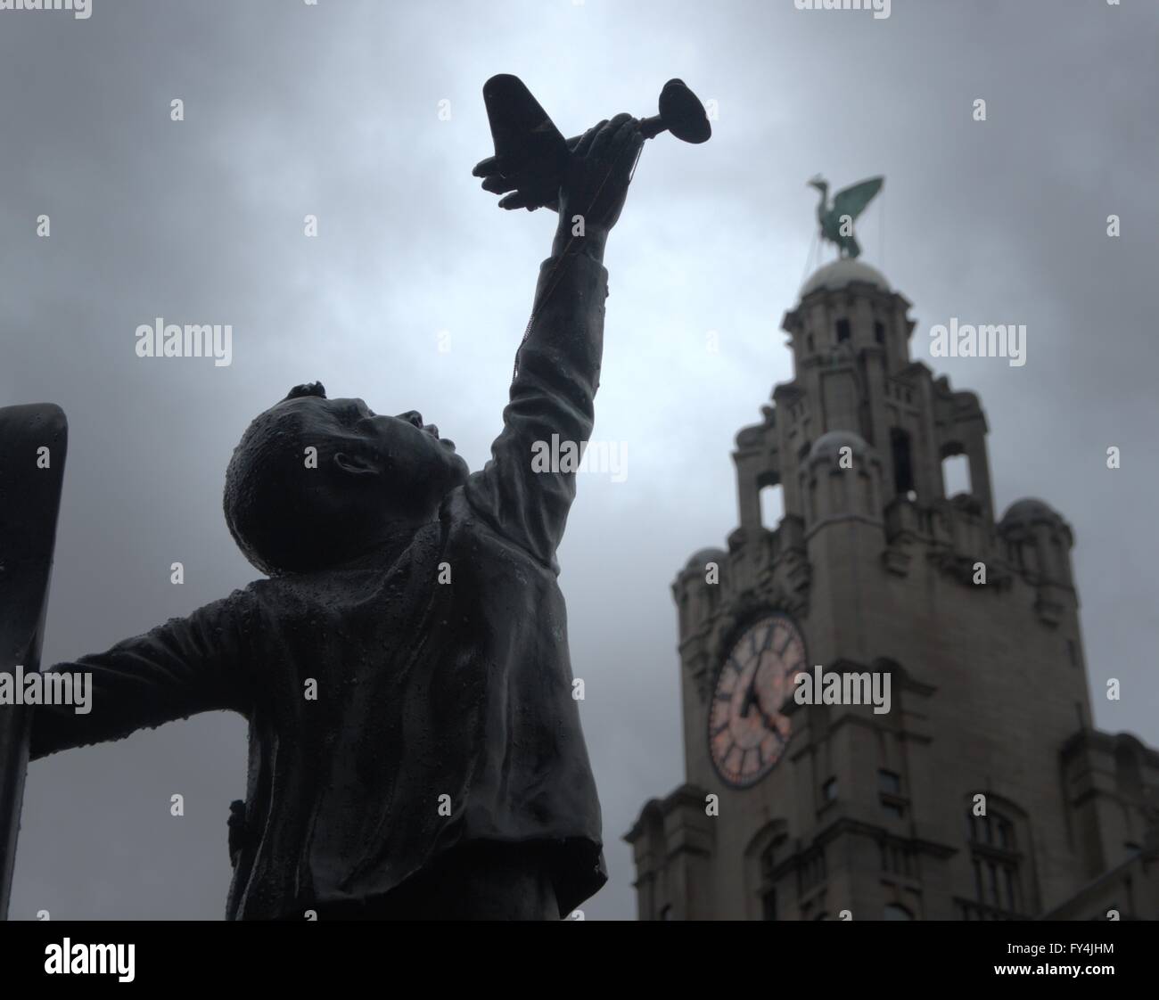 Blitz Memorial et Liver Building à Liverpool Banque D'Images