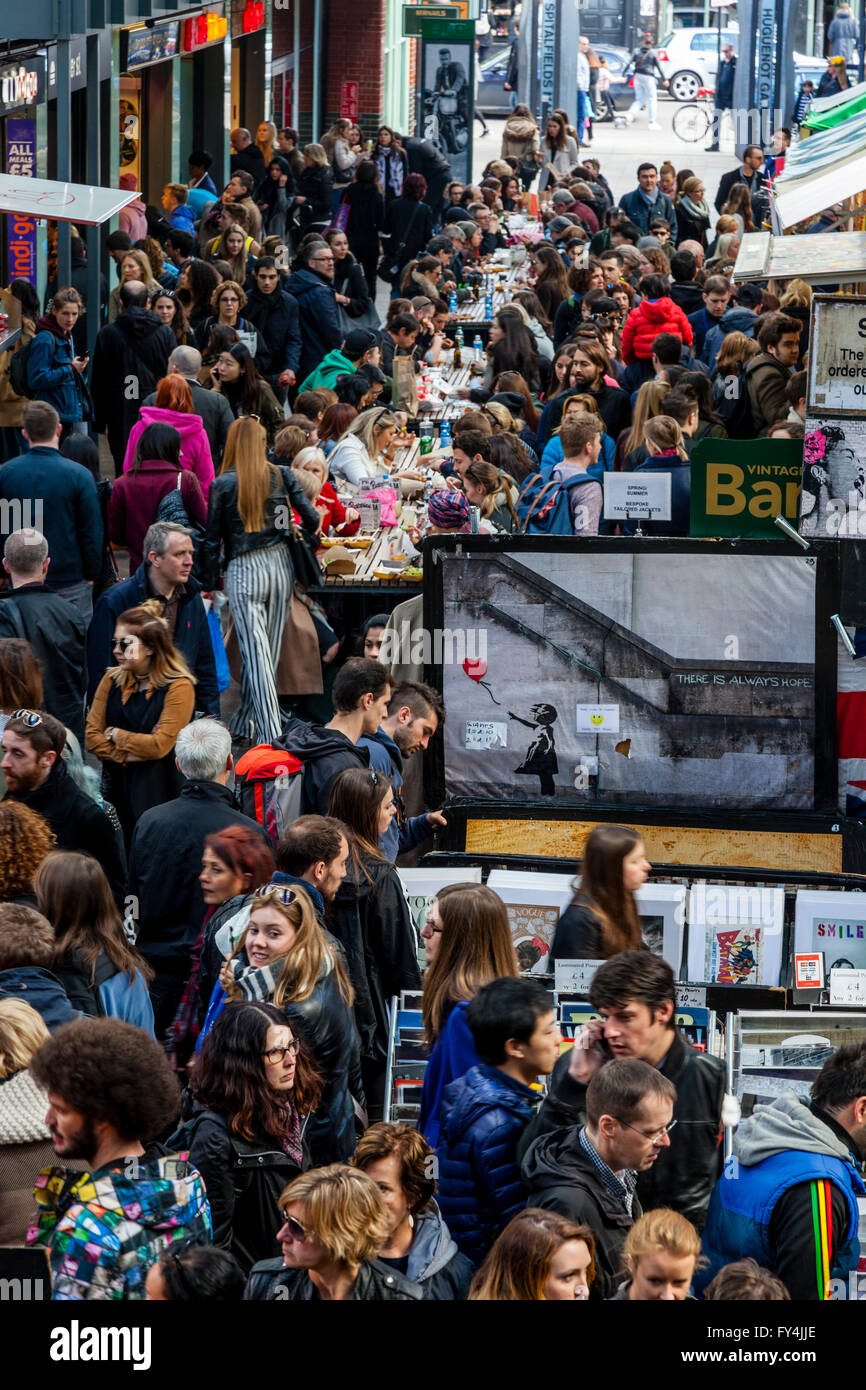 Les gens de Shopping dans Old Spitalfields Market Dimanche, Londres, Angleterre Banque D'Images