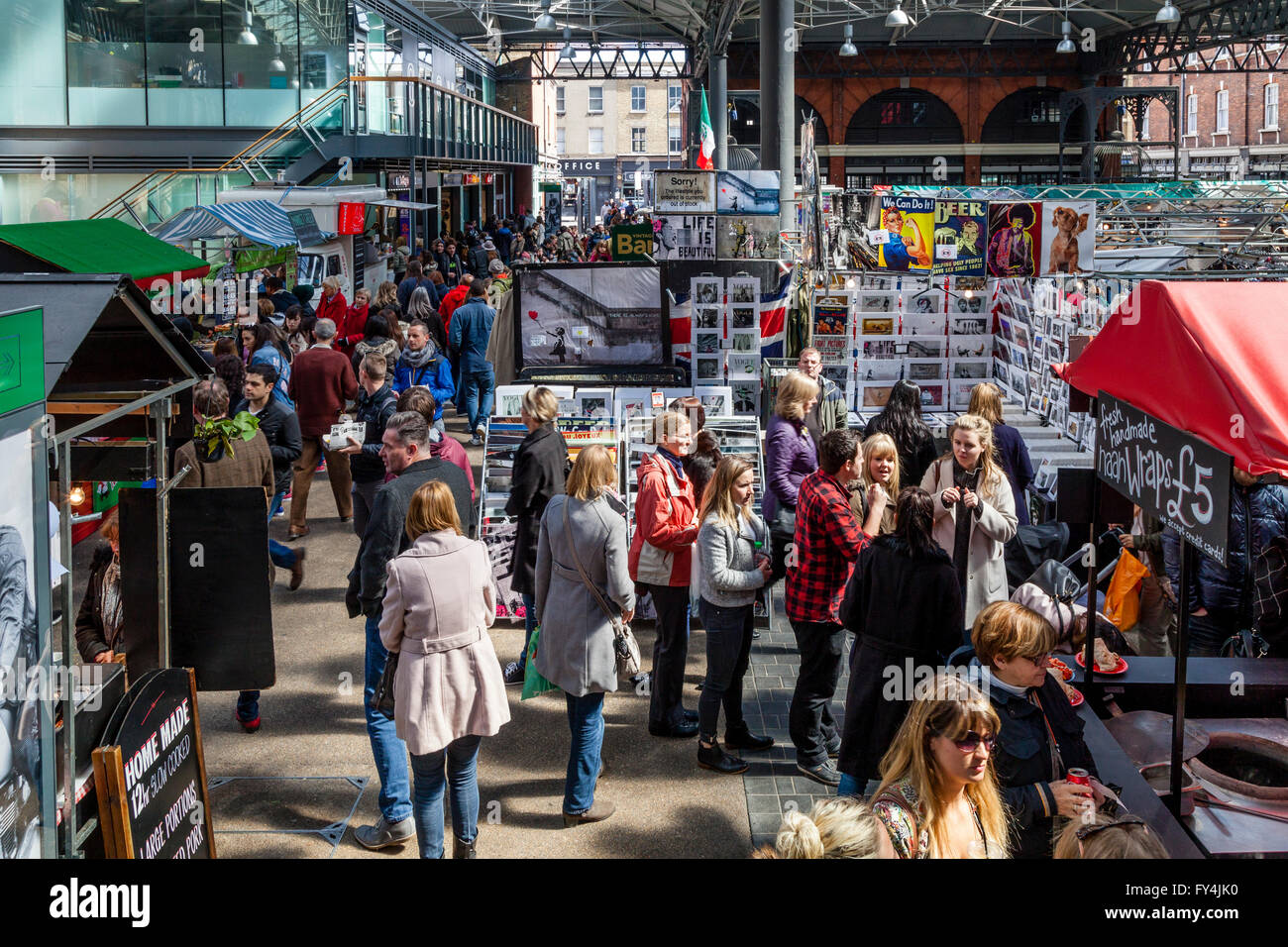 Les gens de Shopping dans Old Spitalfields Market Dimanche, Londres, Angleterre Banque D'Images Les gens de Shopping dans Old Spitalfields Market Dimanche, Londres, Angleterre Banque D'Images