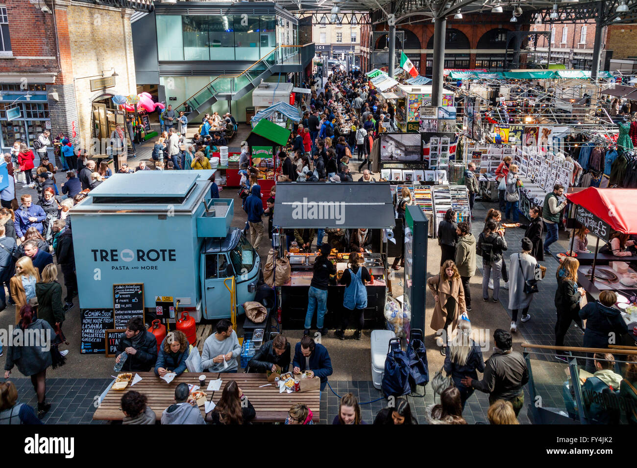 Les gens de Shopping dans Old Spitalfields Market Dimanche, Londres, Angleterre Banque D'Images Les gens de Shopping dans Old Spitalfields Market Dimanche, Londres, Angleterre Banque D'Images