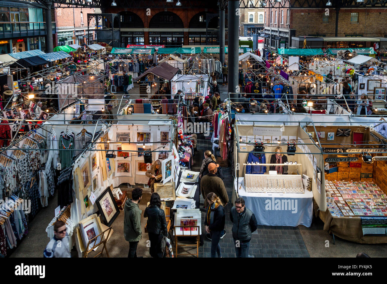 Les gens de Shopping dans Old Spitalfields Market Dimanche, Londres, Angleterre Banque D'Images Les gens de Shopping dans Old Spitalfields Market Dimanche, Londres, Angleterre Banque D'Images