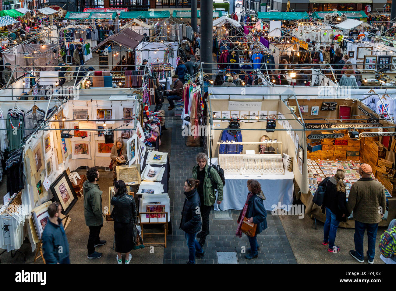 Les gens de Shopping dans Old Spitalfields Market Dimanche, Londres, Angleterre Banque D'Images Les gens de Shopping dans Old Spitalfields Market Dimanche, Londres, Angleterre Banque D'Images