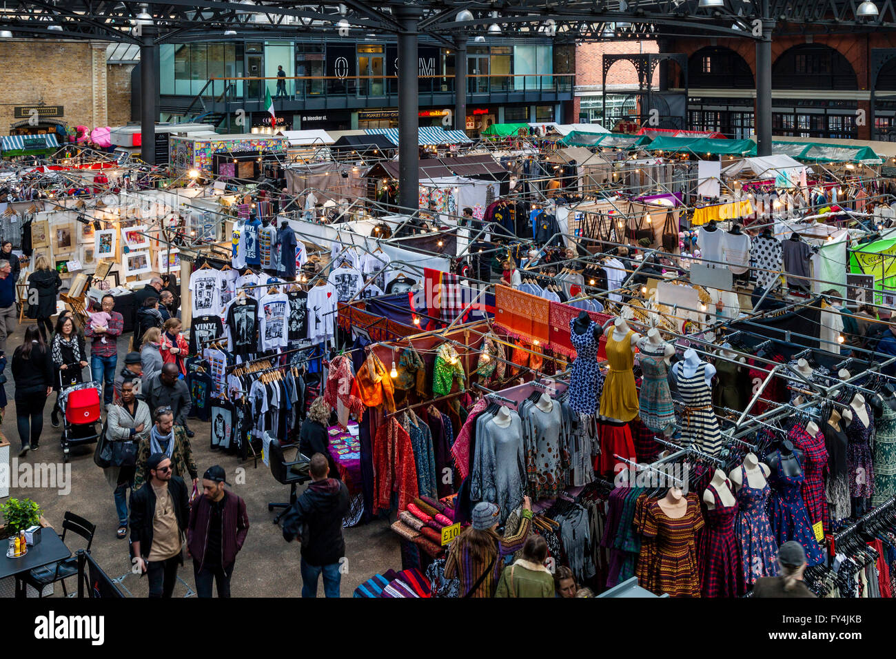 Les gens de Shopping dans Old Spitalfields Market Dimanche, Londres, Angleterre Banque D'Images Les gens de Shopping dans Old Spitalfields Market Dimanche, Londres, Angleterre Banque D'Images