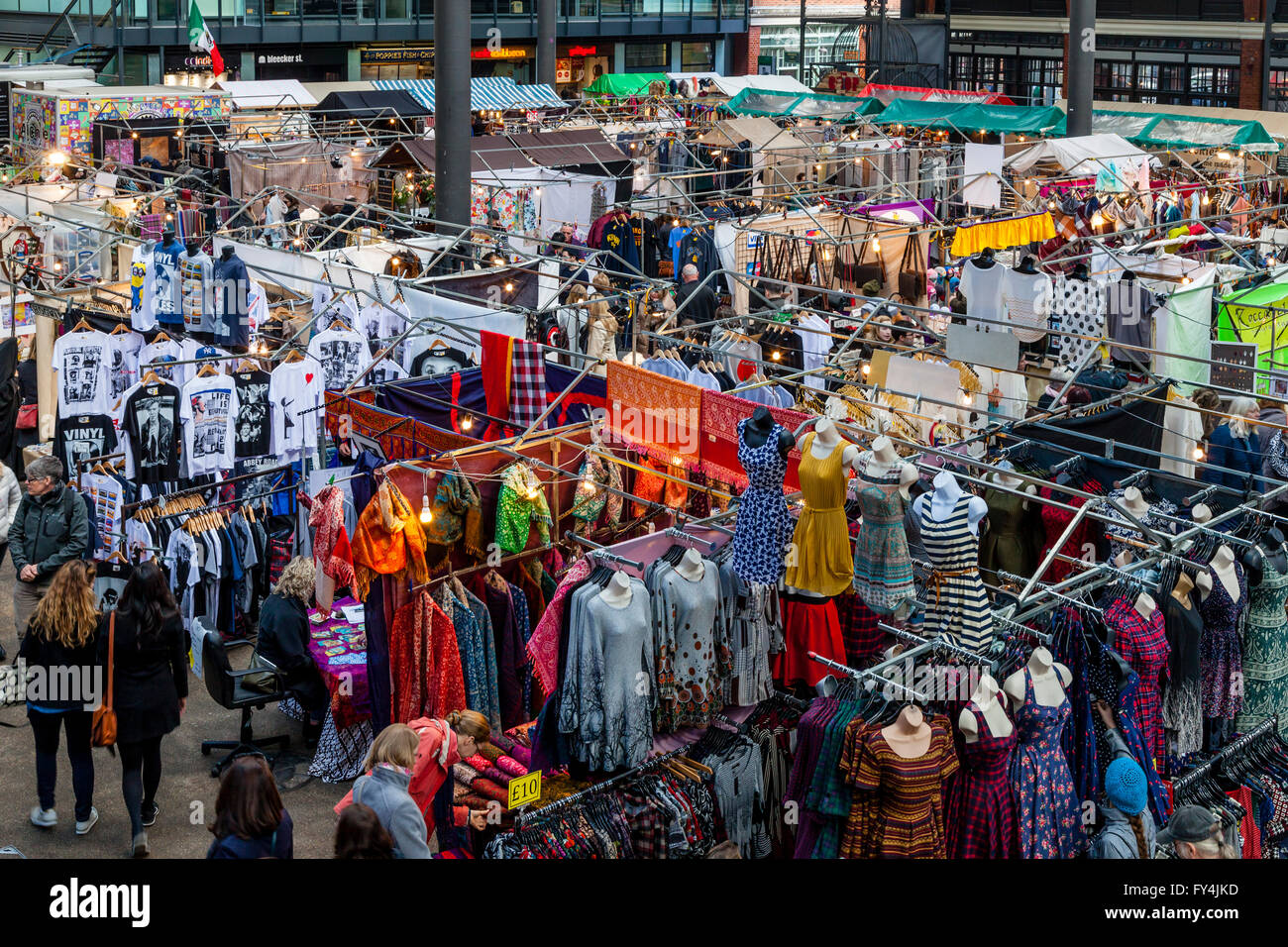 Les gens de Shopping dans Old Spitalfields Market Dimanche, Londres, Angleterre Banque D'Images Les gens de Shopping dans Old Spitalfields Market Dimanche, Londres, Angleterre Banque D'Images