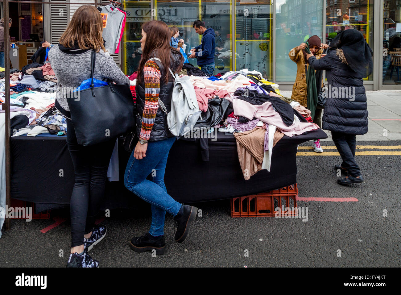 Shopping femmes en jupon Lane Market, Londres, Angleterre Banque D'Images