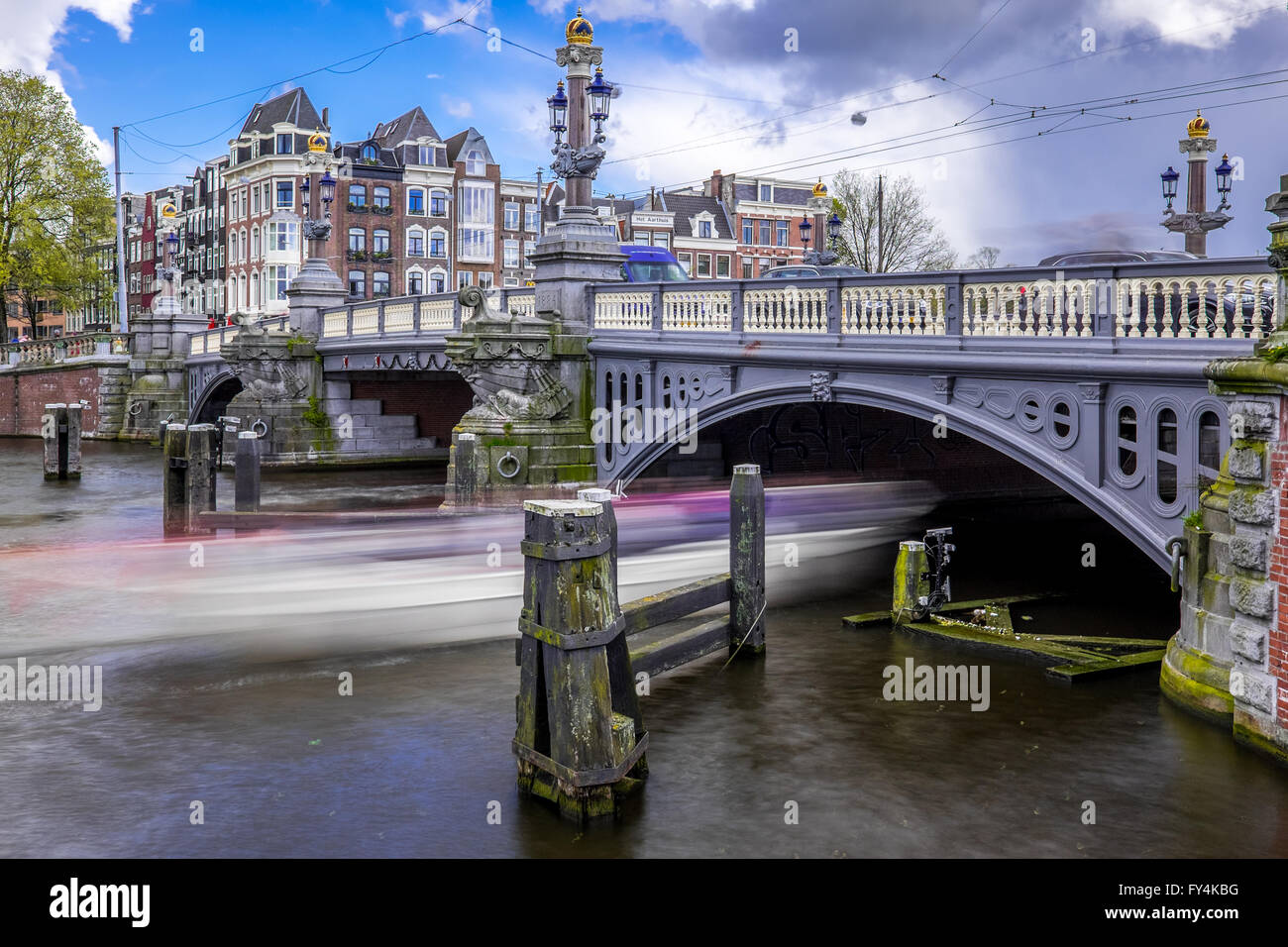 Ce délai montre la beauté de transport de l'eau péniche à Amsterdam sur un ciel bleu ensoleillé. Banque D'Images