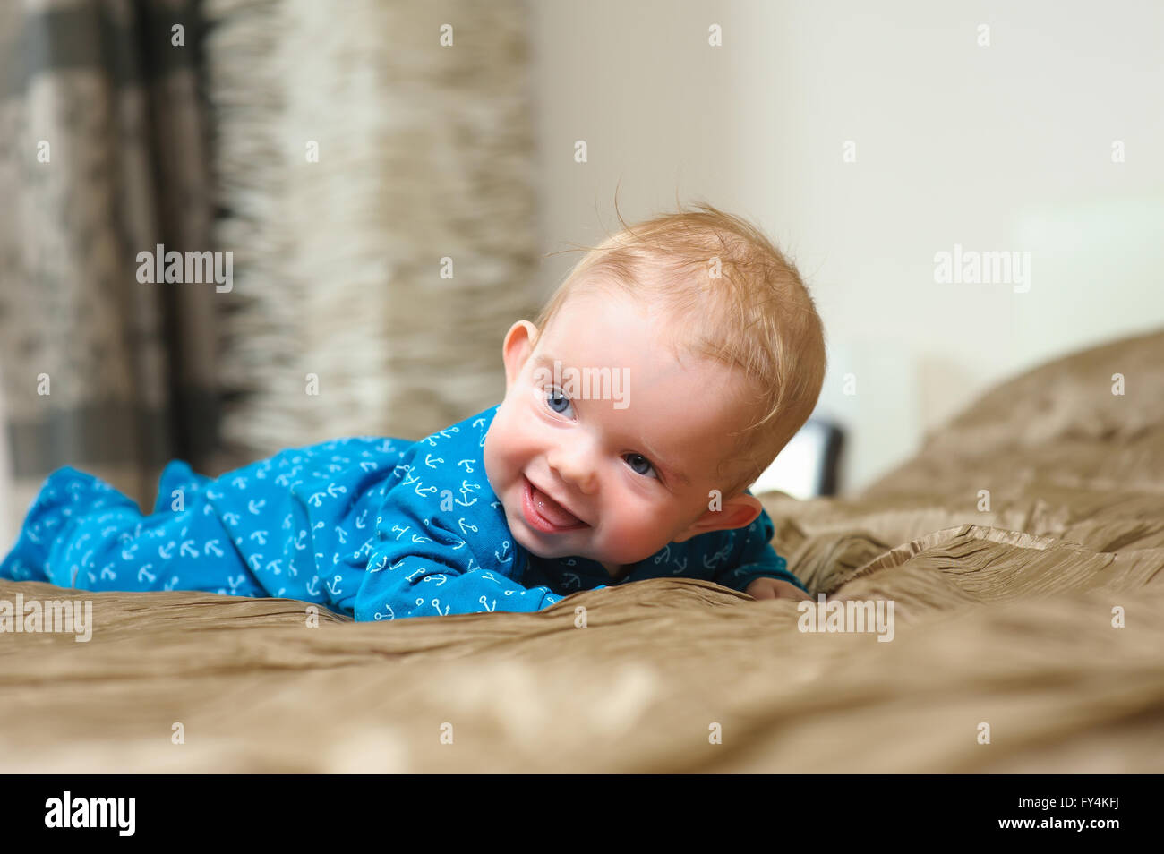 Baby Boy lying on belly Banque D'Images