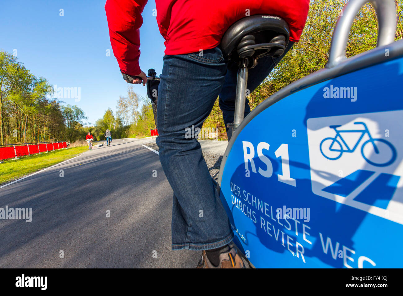 Première partie d'une piste cyclable qui traverse la région de la Ruhr, entre Essen et de Mülheim, Allemagne, appelé RS1, vélo loué, Nextbike Banque D'Images