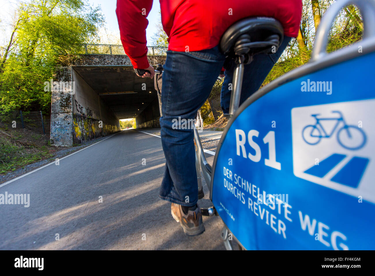 Première partie d'une piste cyclable qui traverse la région de la Ruhr, entre Essen et de Mülheim, Allemagne, appelé RS1, vélo loué, Nextbike Banque D'Images