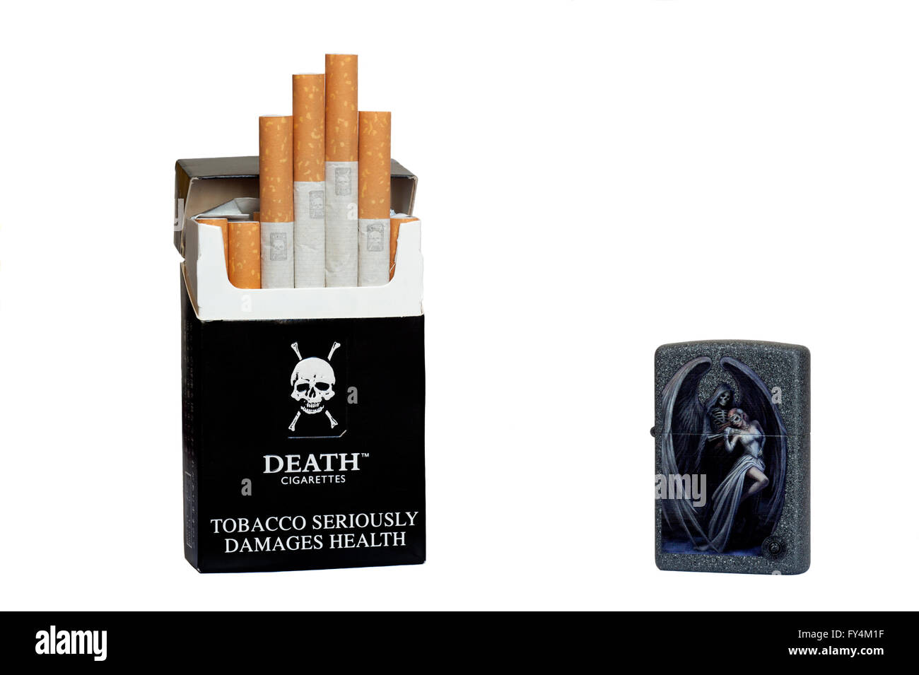 Paquet de cigarettes de marque la mort et briquet Zippo Banque D'Images
