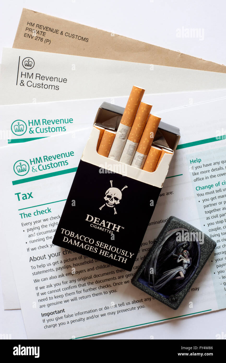 Paquet de cigarettes de marque mort avec des formulaires fiscaux Banque D'Images