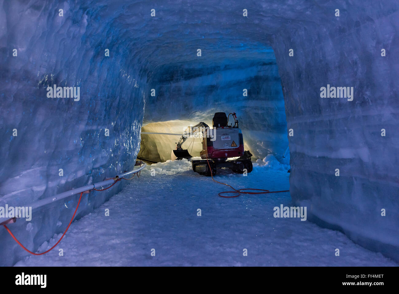 Un creuseur est parqué dans un tunnel de la grotte de glace 'Matterhorn paradise', une attraction touristique sur haut de Klein Matterhorn Banque D'Images
