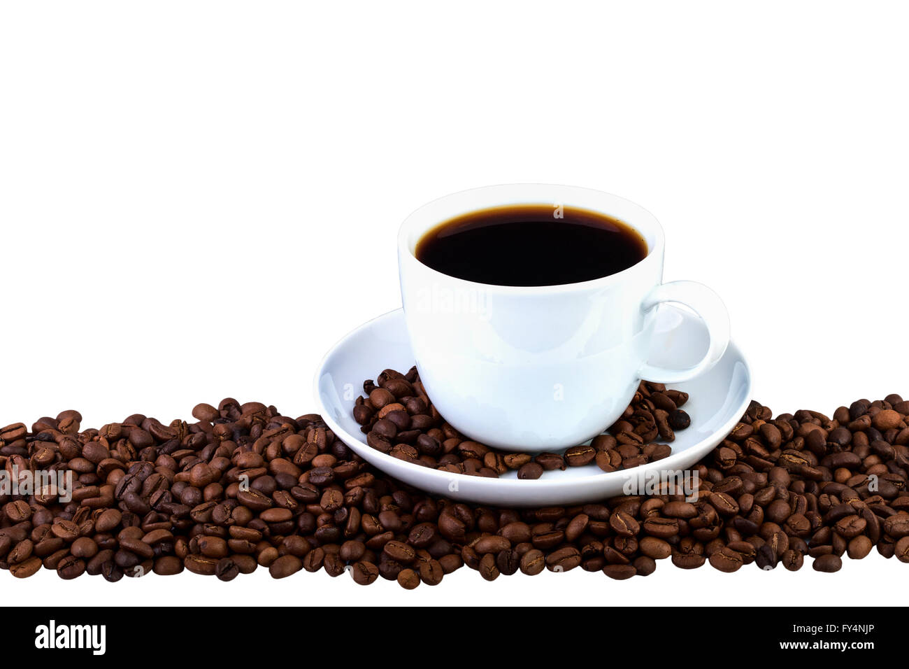 Tasse à café et haricots sur un fond blanc. Frontière de café. Banque D'Images