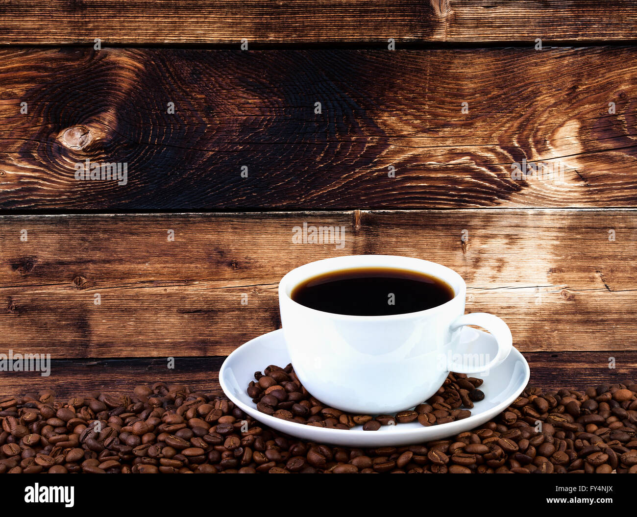 Tasse de café avec des grains sur fond de bois.copie de l'espace pour votre texte. Banque D'Images