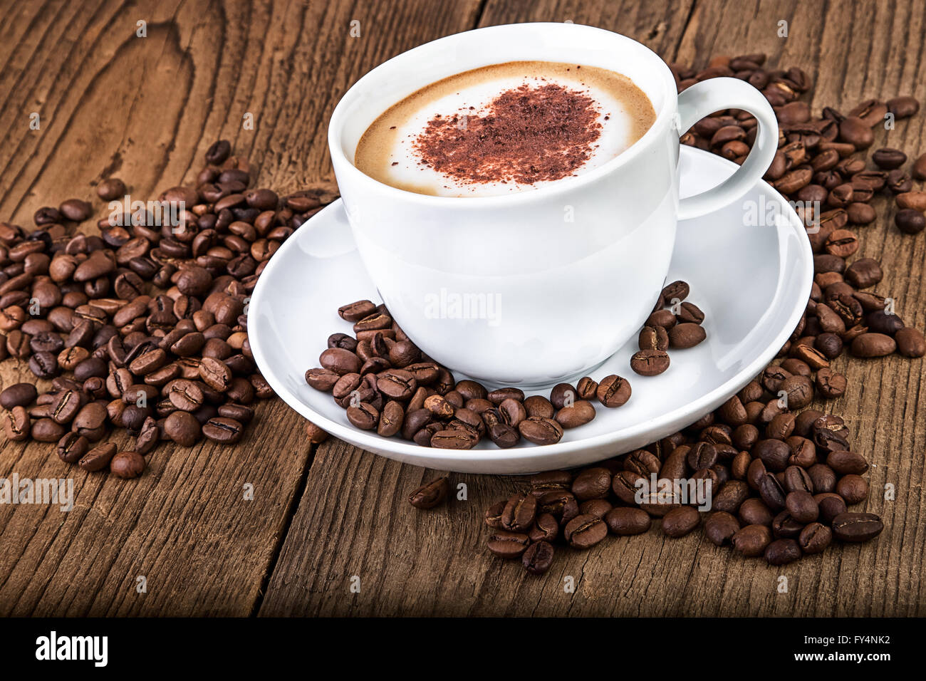 Tasse de café cappuccino sur fond de bois sombre. Banque D'Images