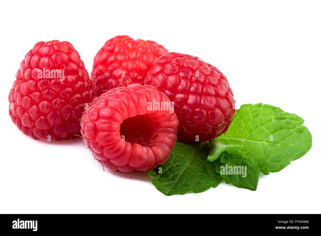 Framboise fraîche avec feuille de menthe isolated on white Banque D'Images