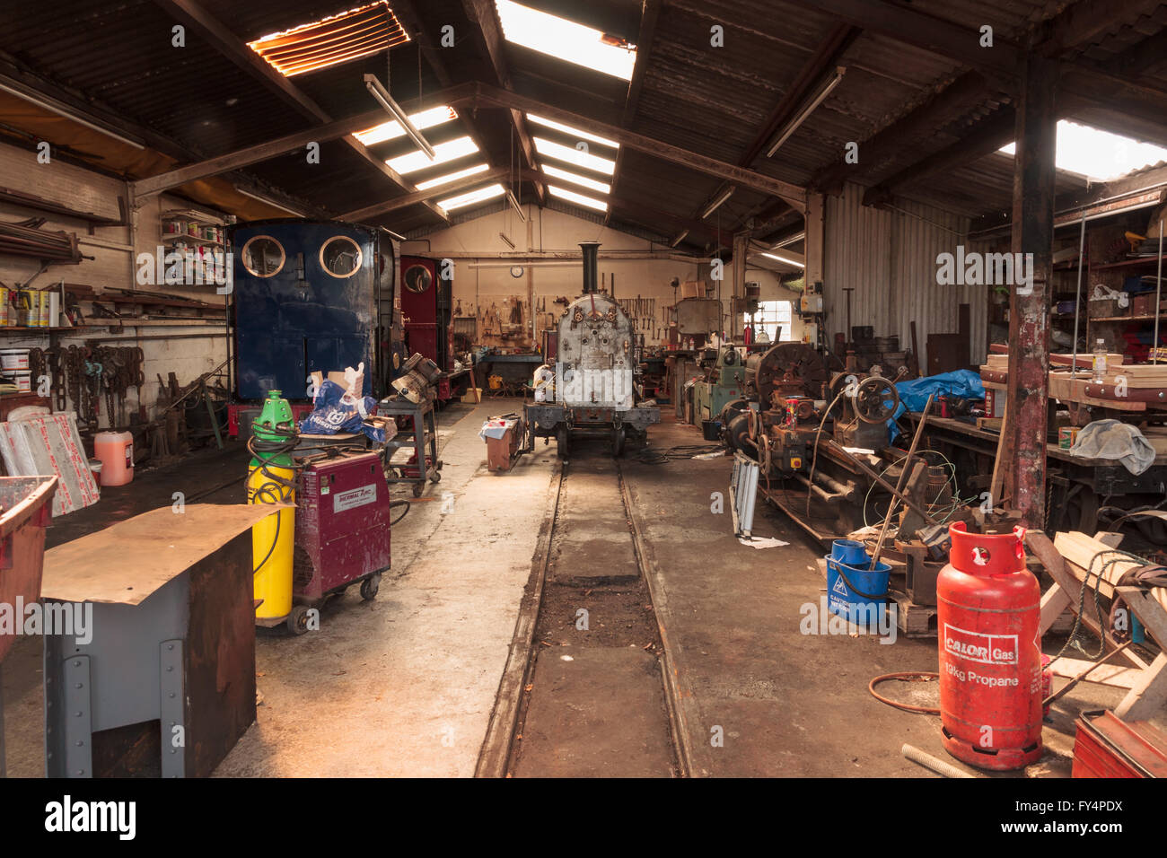 La Bala Lake Railway ou Rheilffordd Llyn Tegid (en gallois) narrow gauge steam engine George B à Llanuwchllyn hangar de maintenance Banque D'Images