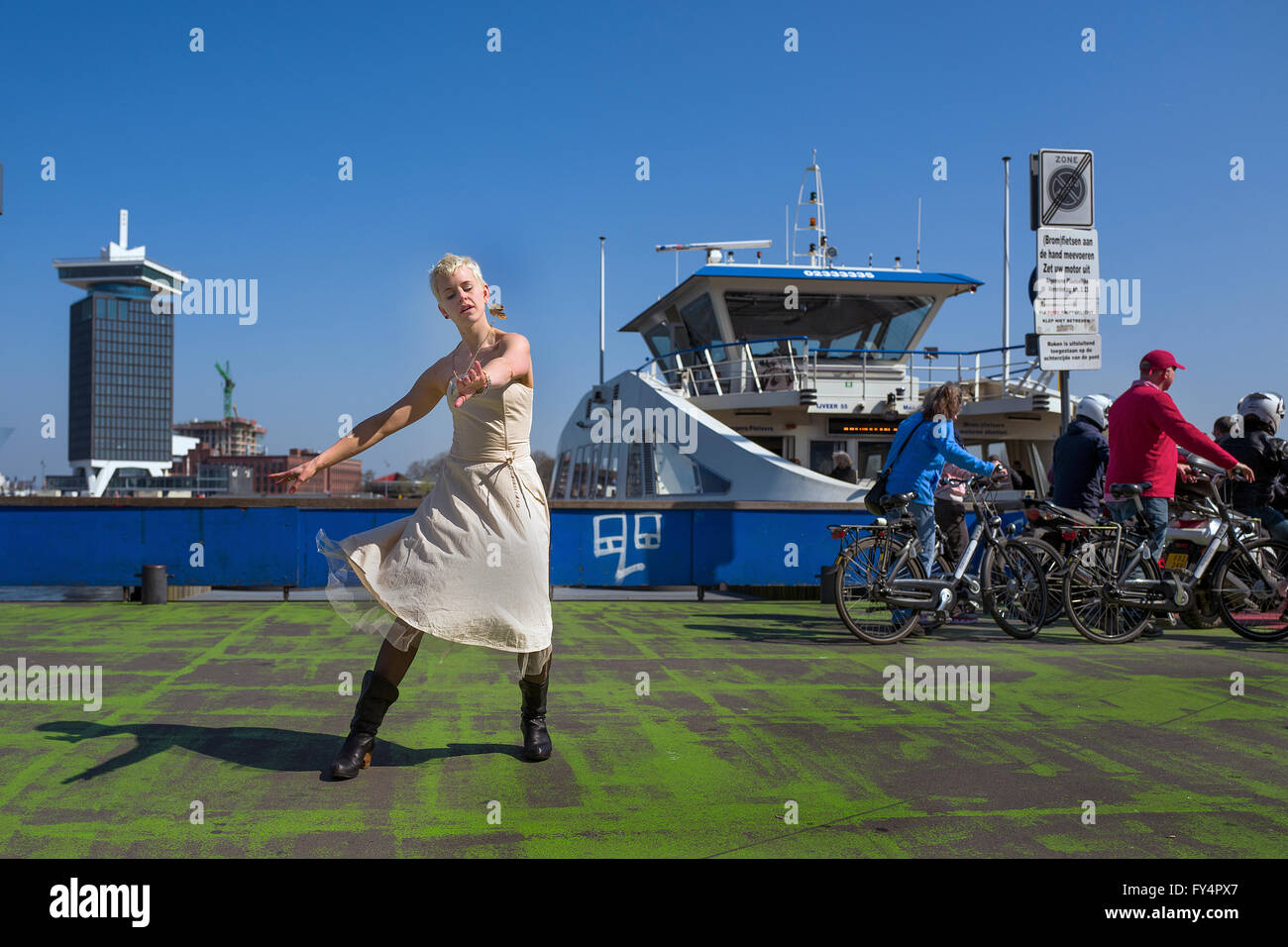 Jeune femme danse au service de ferry d'Amsterdam Banque D'Images