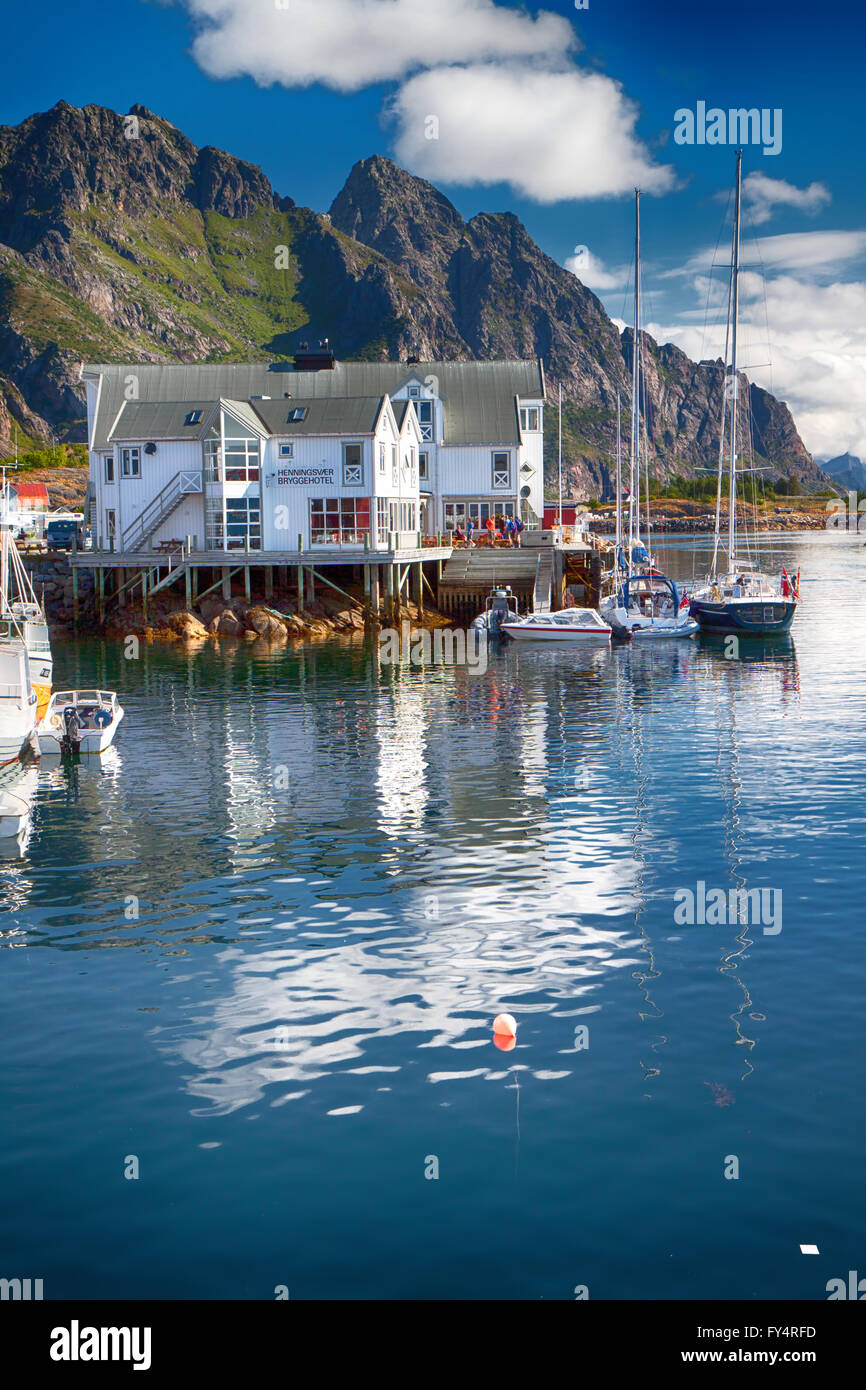 Henningsvær, NORVÈGE - 21 juillet 2011 - Vue de village norvégien typique avec des maisons en bois dans la région de Henningsvær, Lofoten, Norvège Banque D'Images