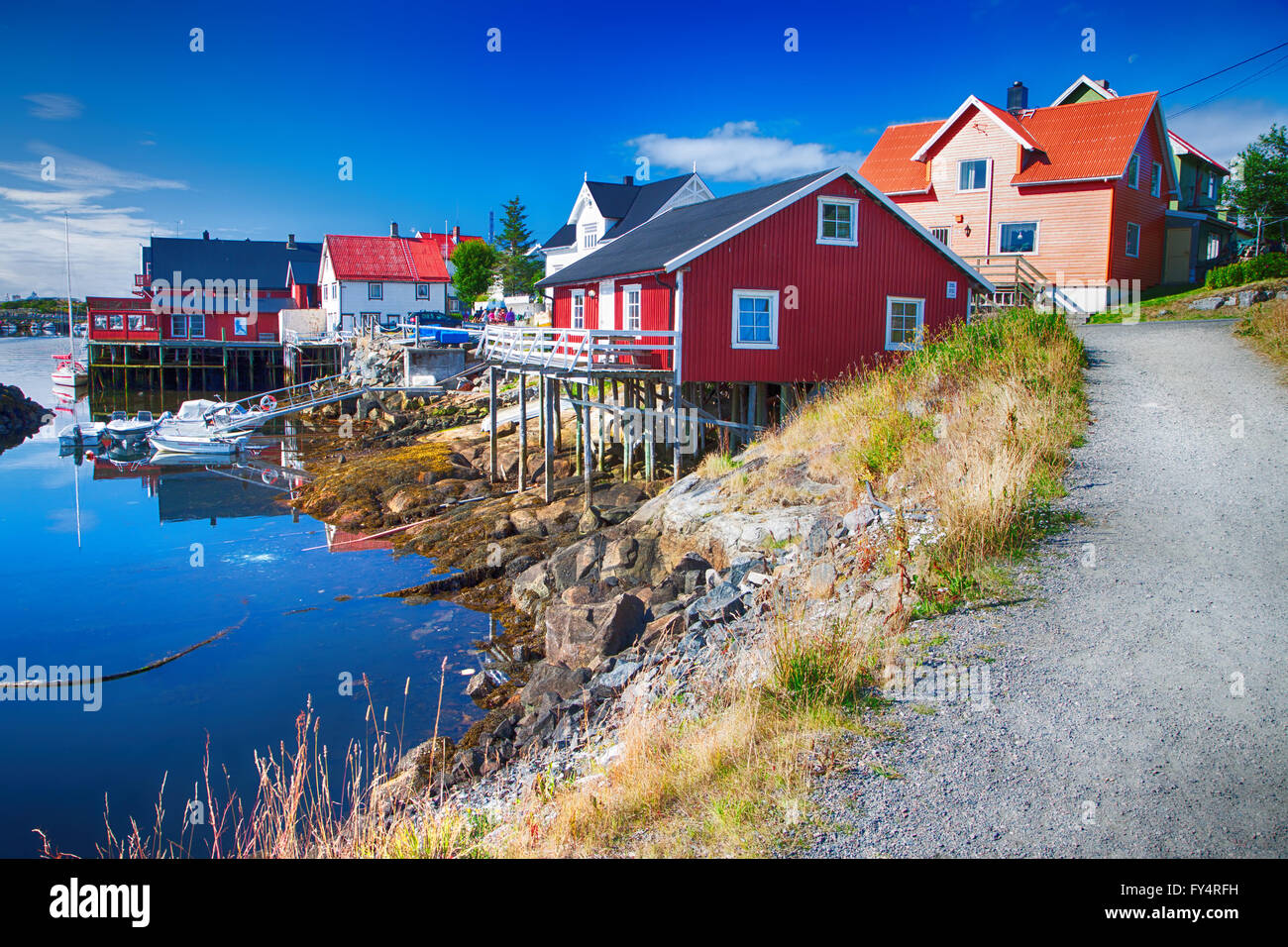 Henningsvær, NORVÈGE - 21 juillet 2011 - Vue de village typique avec des maisons en bois dans la région de Henningsvær, les Lofoten. Banque D'Images