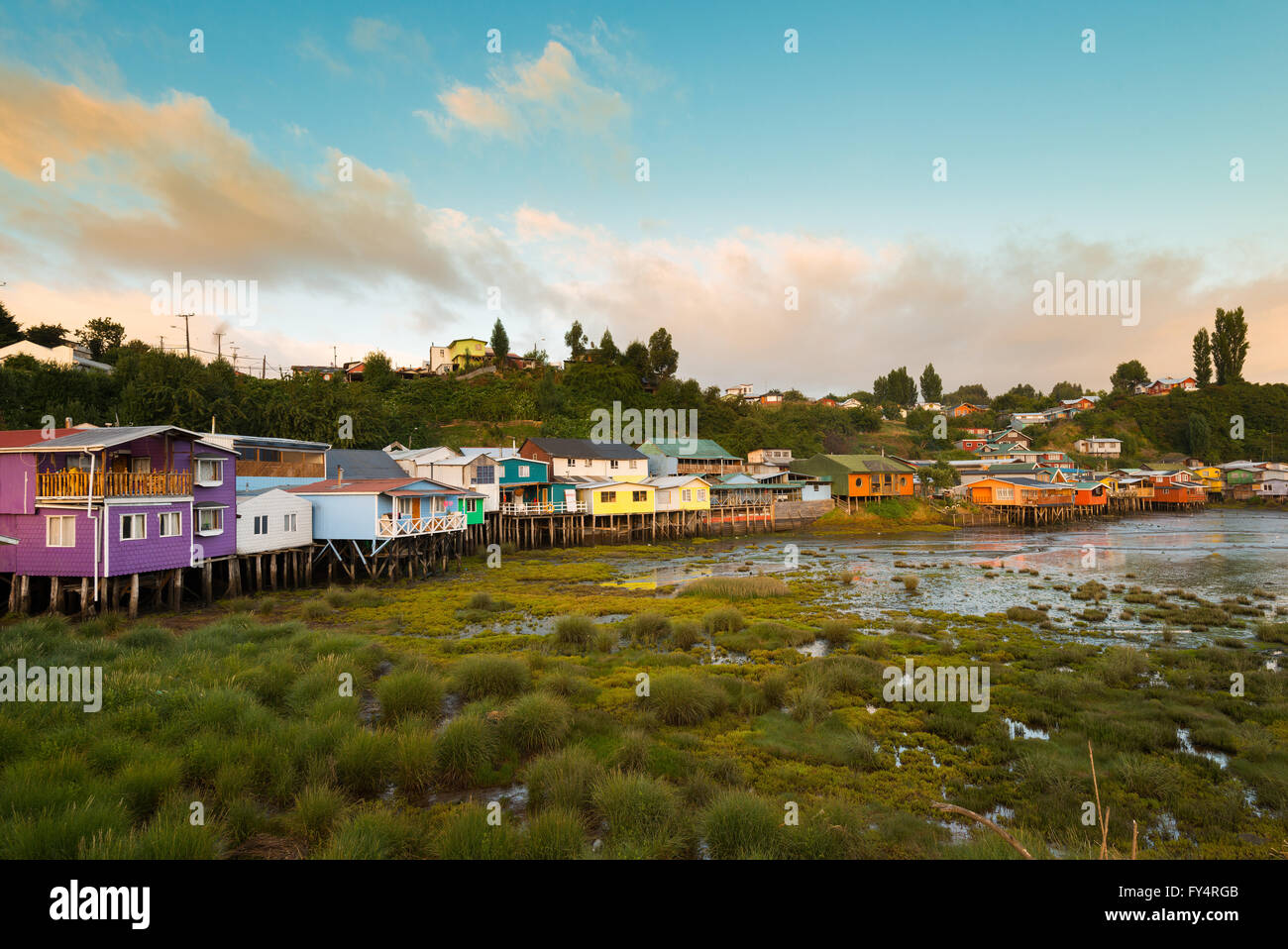 Échasses traditionnelles maisons appelé palafitos à Castro, l'île de Chiloé, Chili Banque D'Images