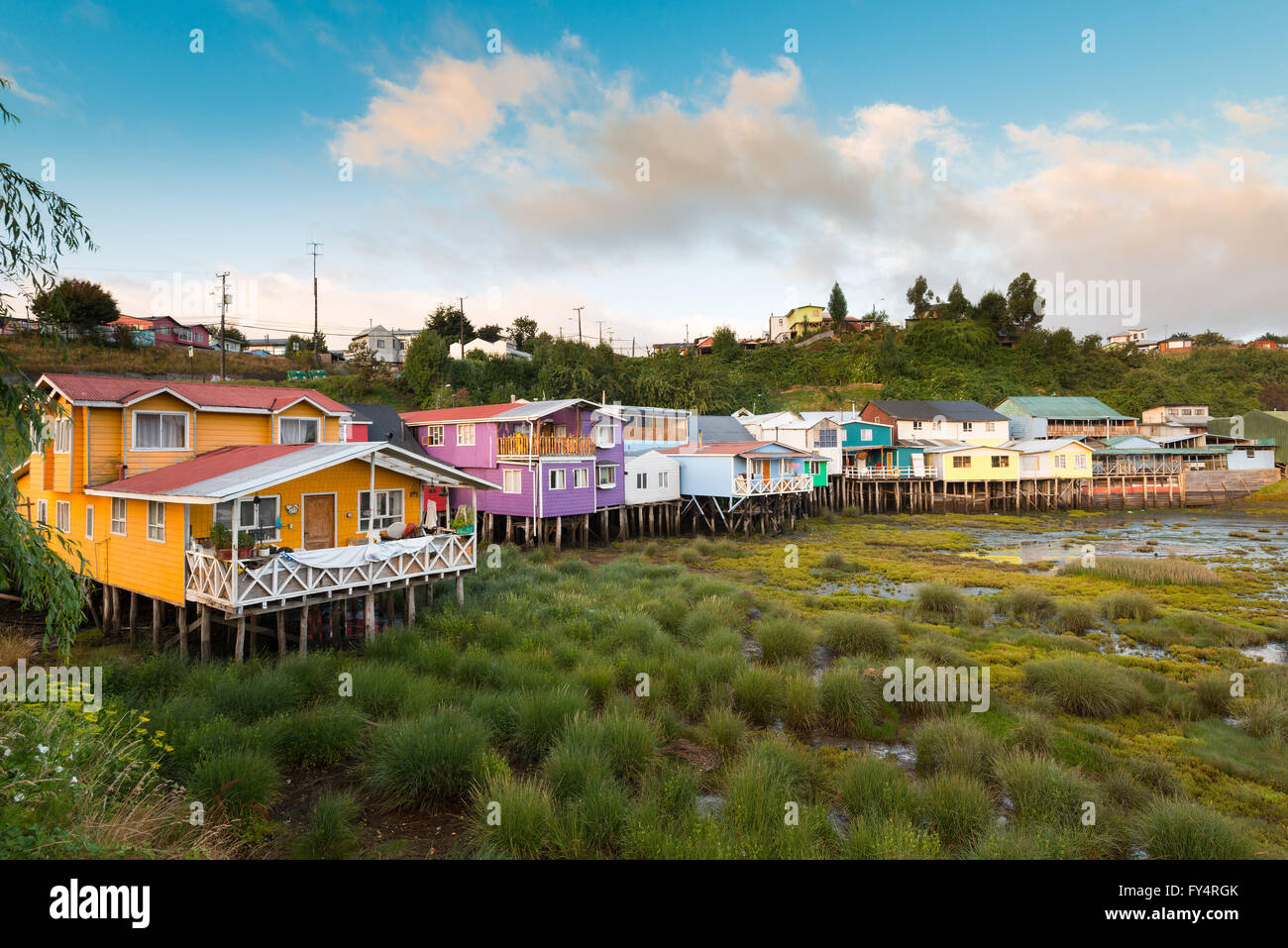 Échasses traditionnelles maisons appelé palafitos à Castro, l'île de Chiloé, Chili Banque D'Images