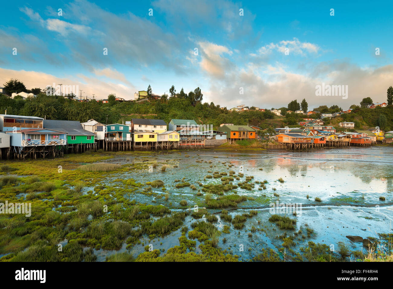 Échasses traditionnelles maisons appelé palafitos à Castro, l'île de Chiloé, Chili Banque D'Images