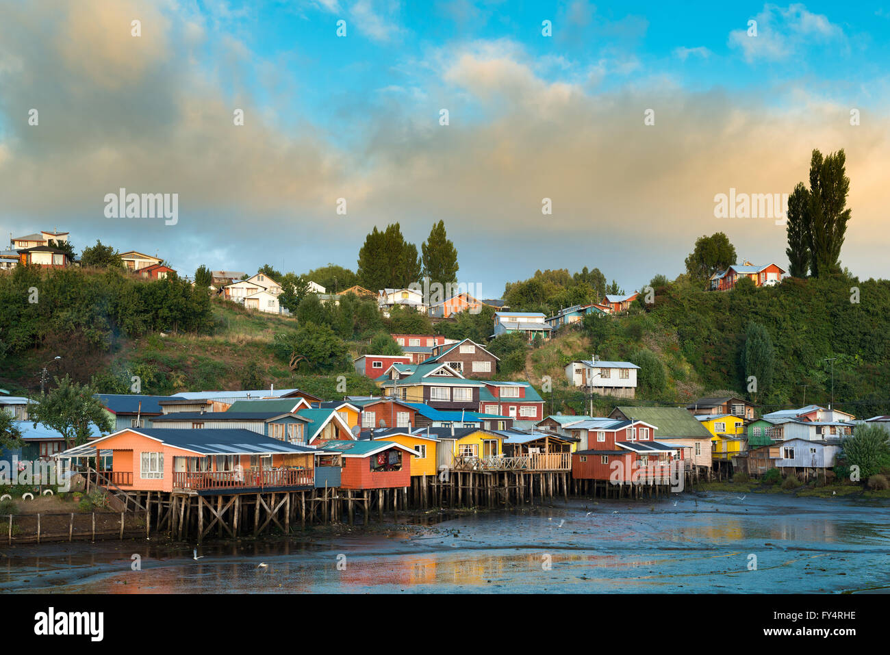 Échasses traditionnelles maisons appelé palafitos à Castro, l'île de Chiloé, Chili Banque D'Images