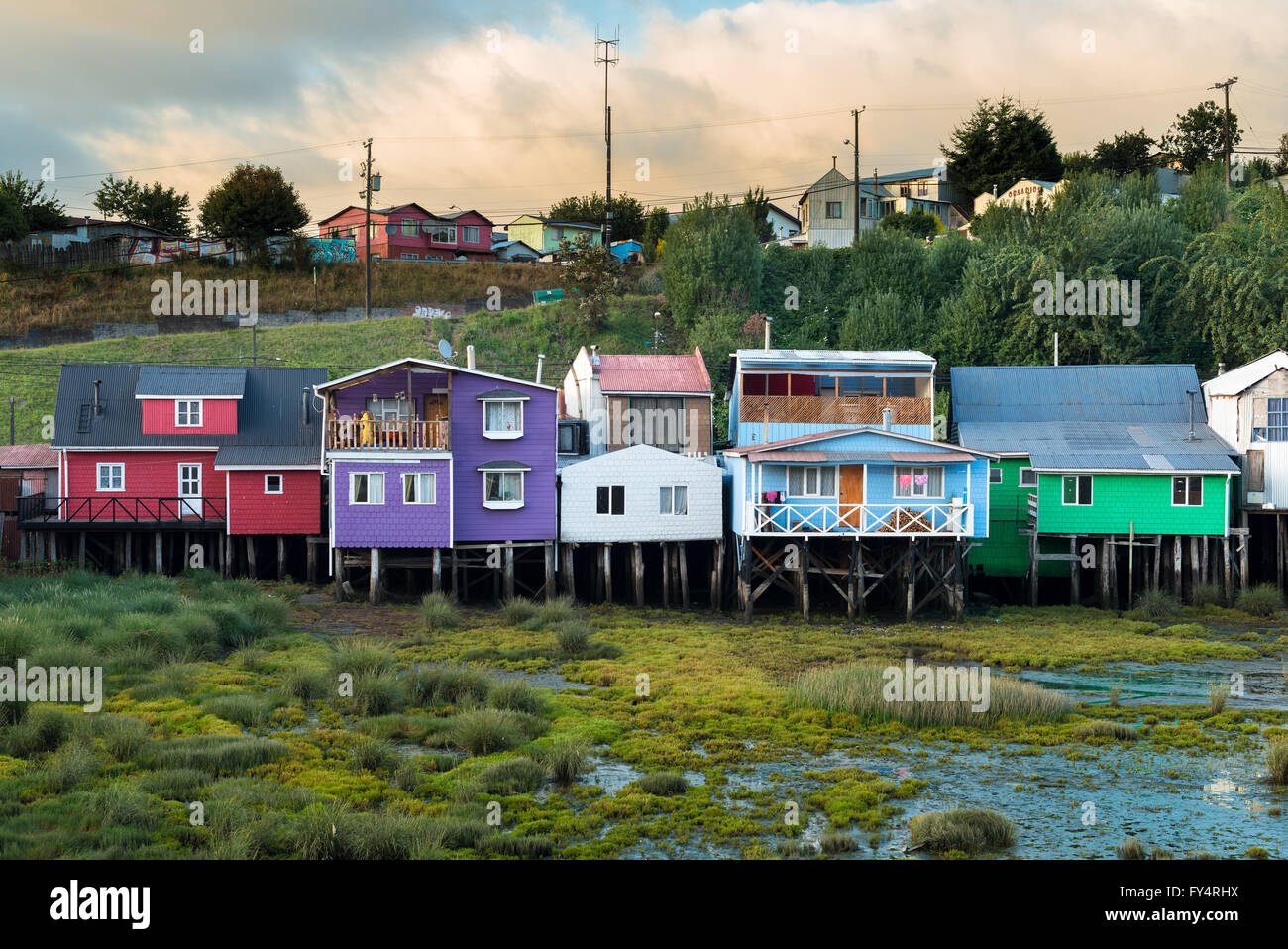 Échasses traditionnelles maisons appelé palafitos à Castro, l'île de Chiloé, Chili Banque D'Images