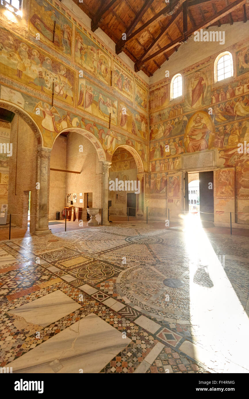 Intérieur de l'abbaye de Pomposa, Codigoro, Italie Banque D'Images