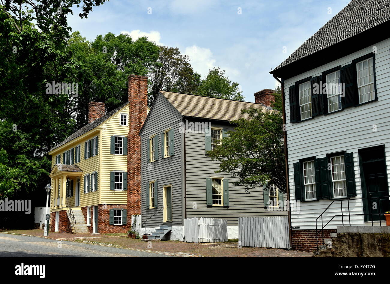 Old Salem, Caroline du Nord : 18e siècle Trois maisons à ossature de bois colonial, toutes les propriétés privées, à l'extrémité nord de la rue Main Banque D'Images