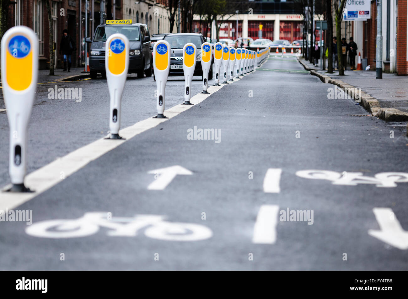 Rangée de bornes séparant une voie cyclable à partir de véhicules à moteur. Banque D'Images