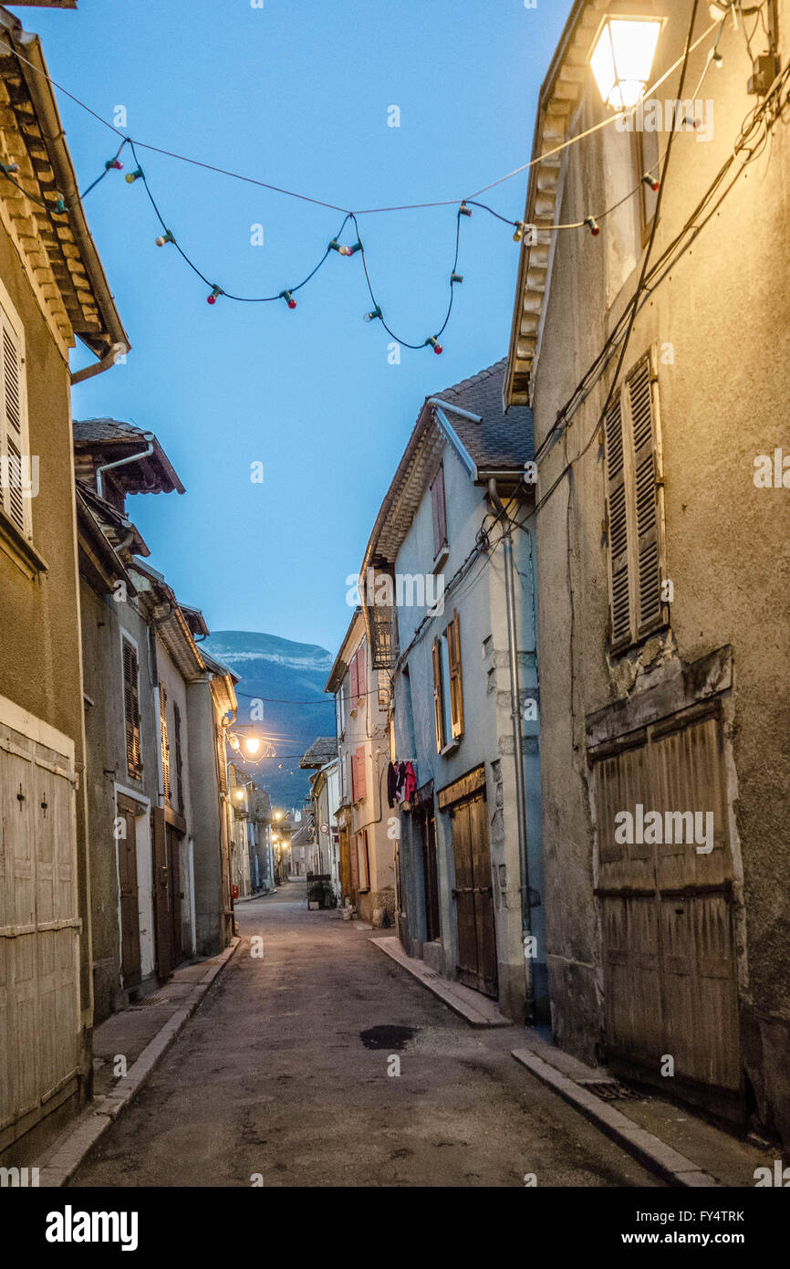 En soirée. Maisons au bord de l'allée à Mens Banque D'Images